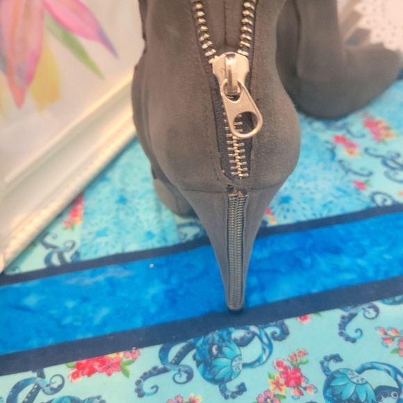 Vero Cuoio Gray Suede Boots. Slouch style. Size 7 - Picture 3 of 9